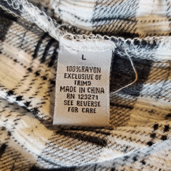 J for Justify 100% rayon black & white button down blouse - Picture 3 of 3